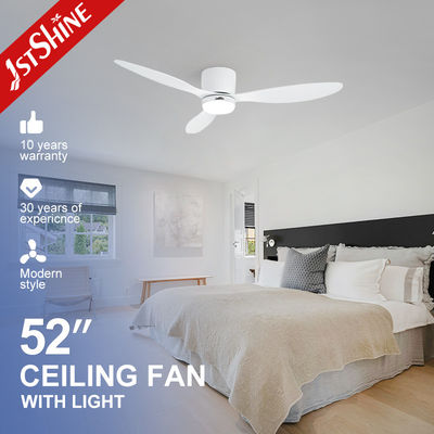 3색 LED 라이트와 플러시 마운트 디자인을 가진 조정 가능한 원격 제어 천장 팬